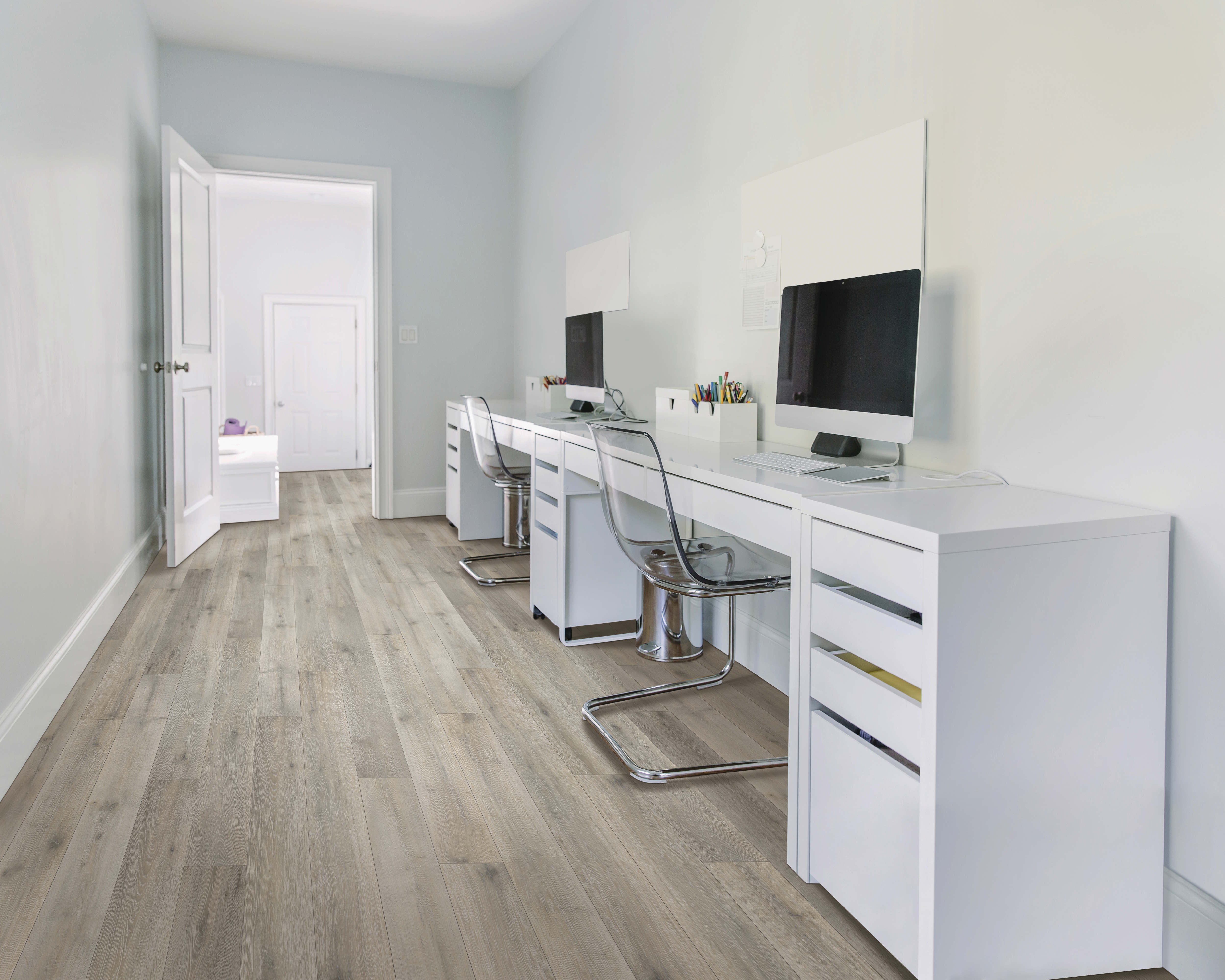 Mohawk Revwood Plus: Bellente Stonefire Oak 10mm Waterproof Laminate CDL87-01 Room Scene