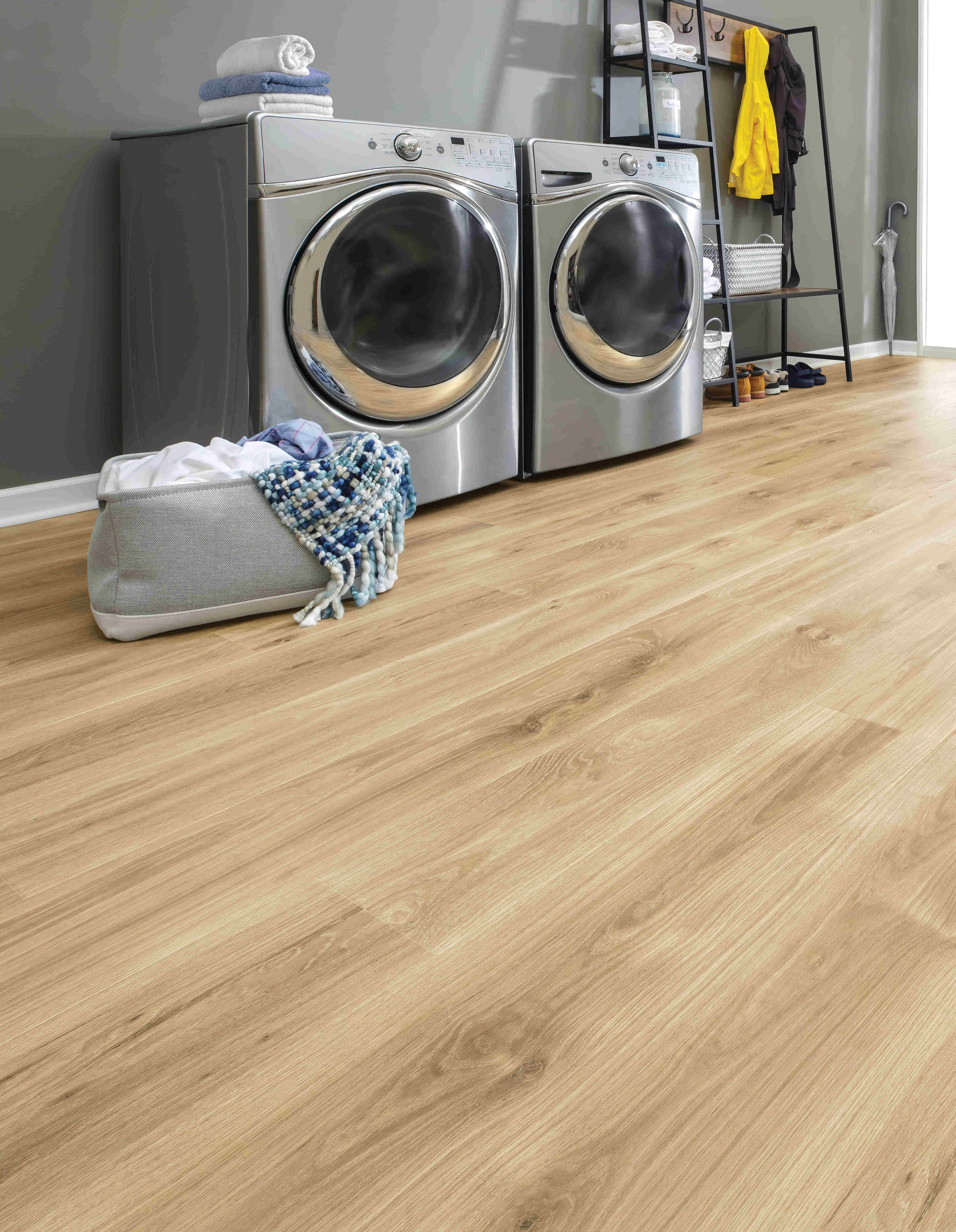 Mohawk Revwood Premier: Ivey Gates Sailor's Rope Oak 12mm Waterproof Laminate CDL47-01 Room Scene