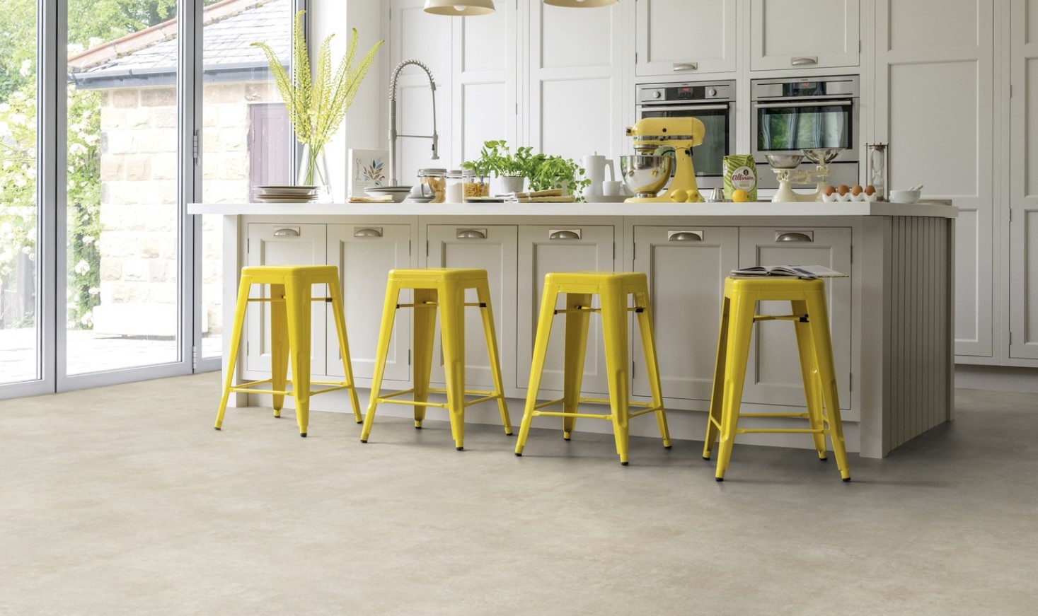 Karndean Art Select Rigid: Pavimento Crema Luxury Vinyl Plank AKT-LM40 Room Scene