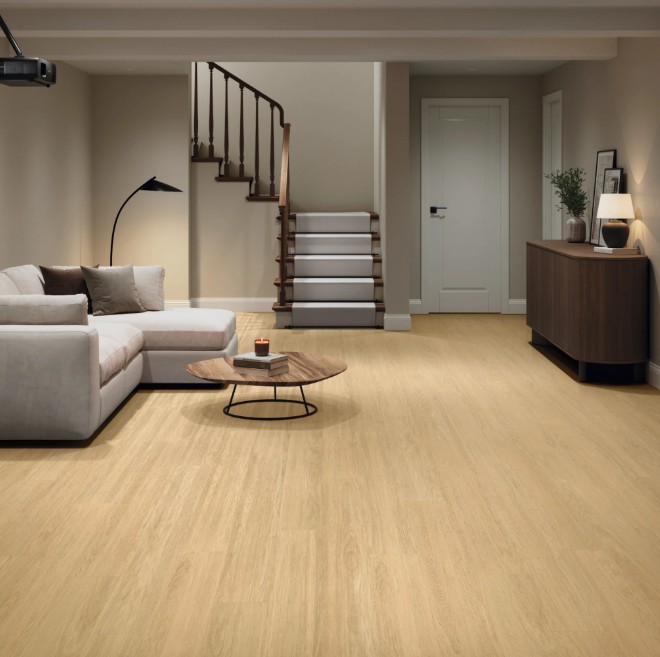 Karndean Korlok Reserve: Natural Red Oak Luxury Vinyl Plank RCP6552 Room Scene