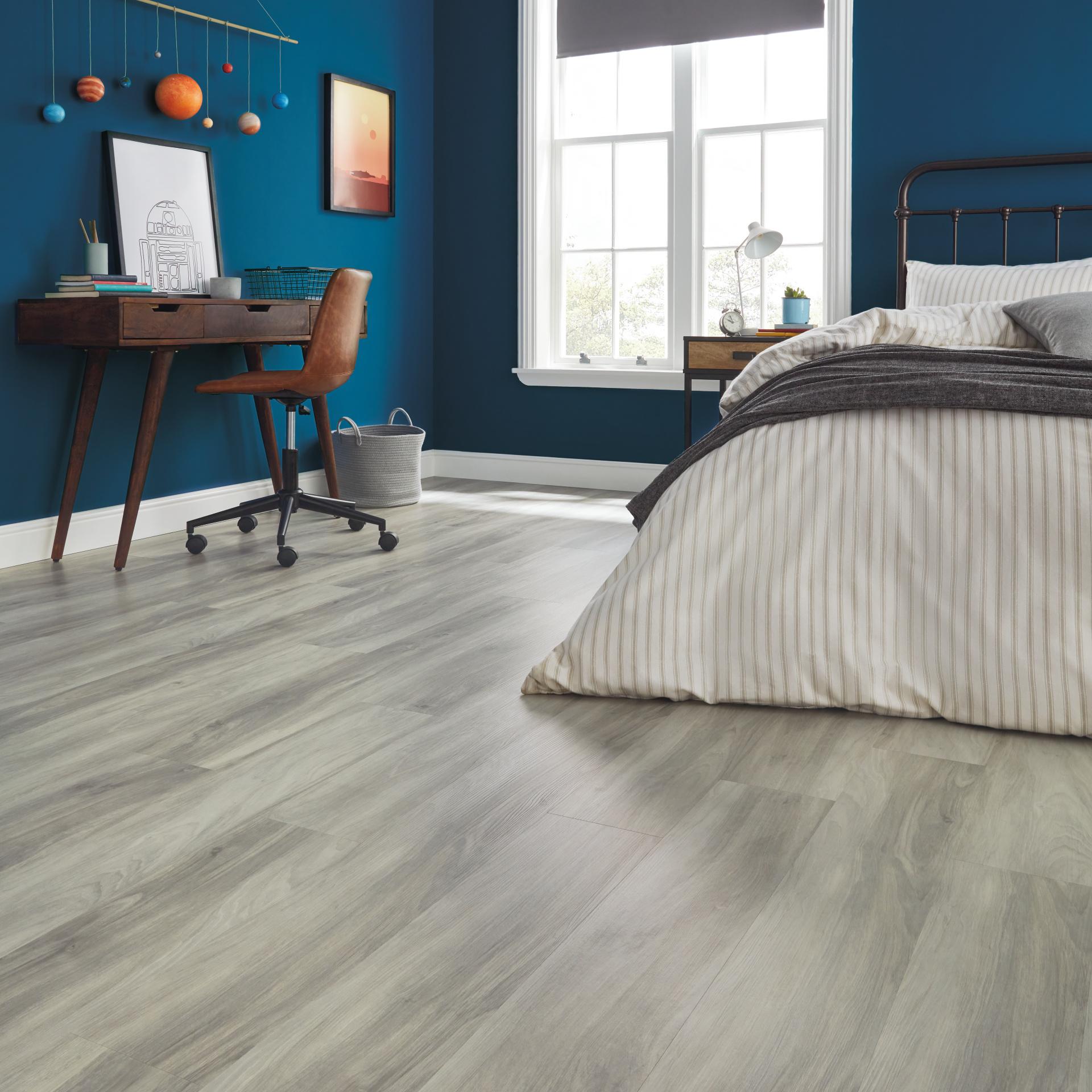 Karndean Korlok Reserve: Ghost Elm Luxury Vinyl Plank RCP6544 Room Scene