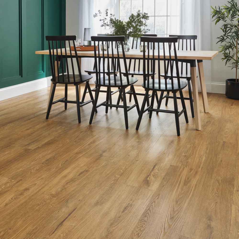Karndean Korlok Select: Glenmore Oak Luxury Vinyl Plank RKP8237 Room Scene