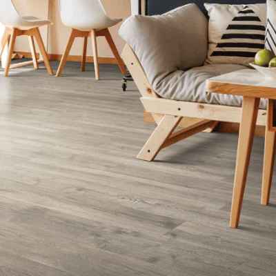Mohawk Revwood: Rivercrest Country Linen Oak 8mm Laminate CDL94-02 Room Scene