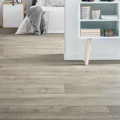 Mohawk Revwood: Rivercrest Windsmoke Oak 8mm Laminate CDL94-03 Room Scene