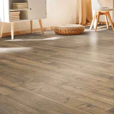 Mohawk Revwood: Rivercrest Gilded Oak 8mm Laminate CDL94-04 Room Scene